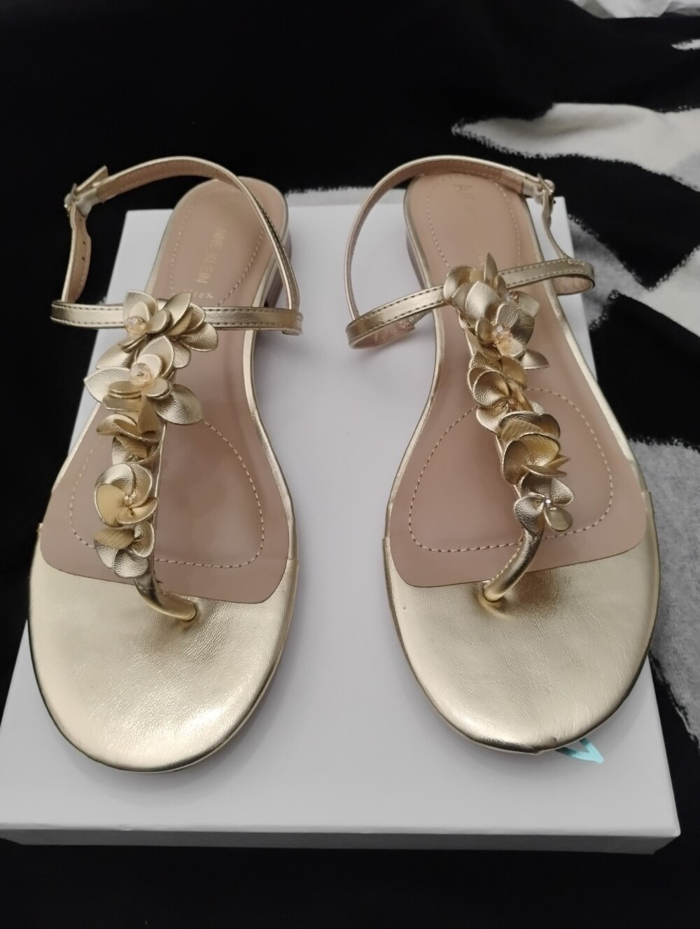 Anne Klein Flavia Iflex Metallic Gold Floral Embellished Thong Sandals Sz 10 NEW - Picture 6 of 16